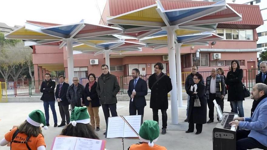 El alcalde presentó las nuevas pérgolas de sombra en el CEIP San Juan de Murcia.