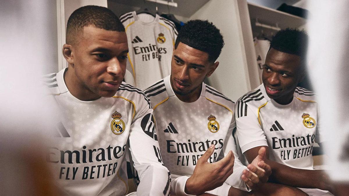 Kylian Mbappé, Jude Bellingham y Vinicius Jr., con la nueva camiseta del Real Madrid.