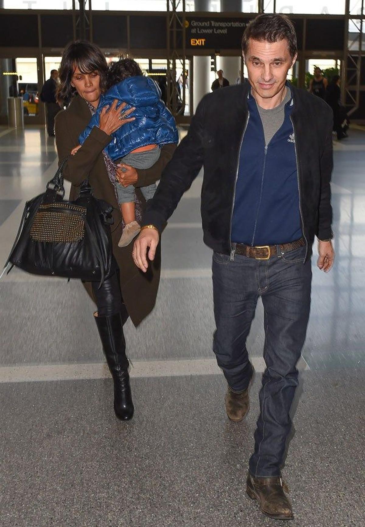 Halle Berry, Olivier Martinez y su hijo, Maceo en el aeropuerto de Los Ángeles