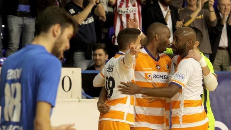 Los jugadores celebran un gol ante el Santiago Futsal.