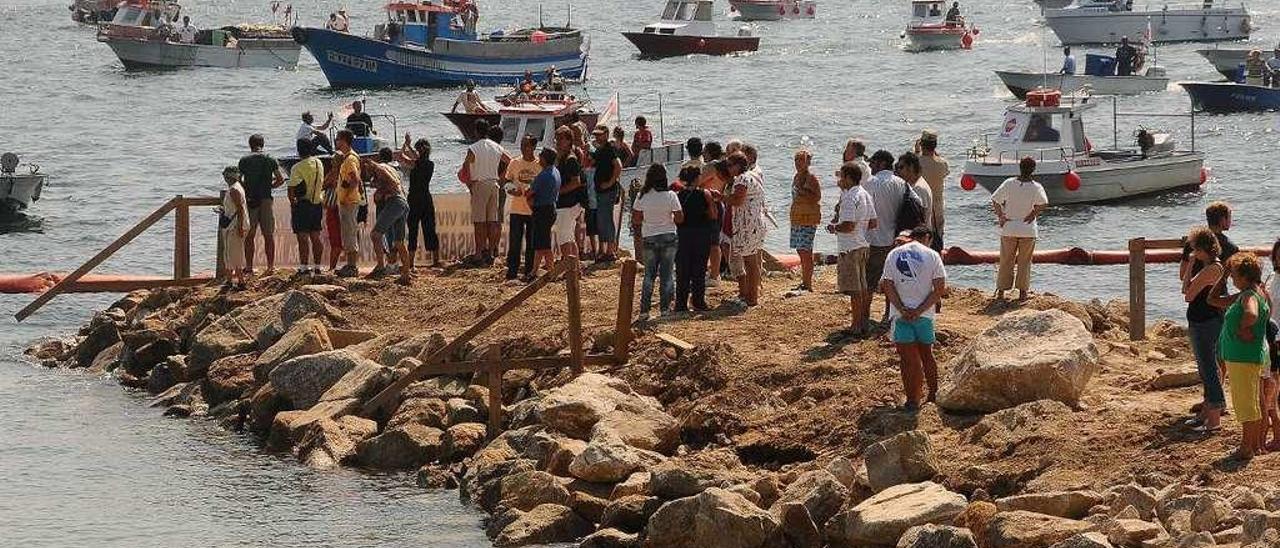 Concentración de barcos para protestar contra los trabajos de Massó. // Gonzalo Núñez