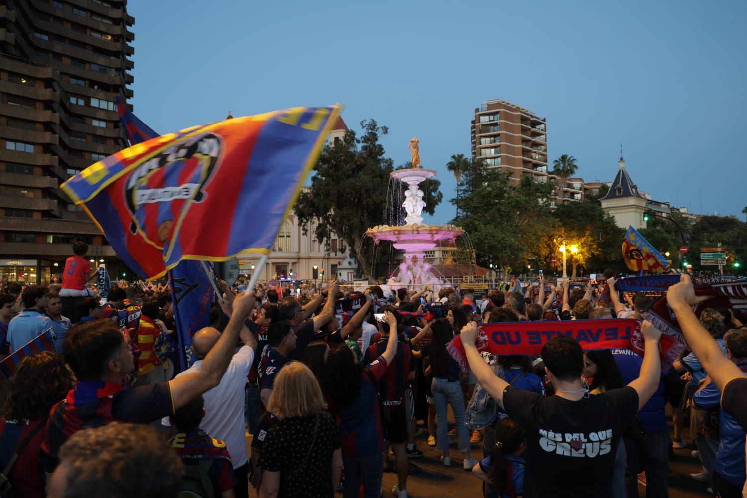 La afición del Levante UD festeja el ascenso en la fuente de Las Cuatro Estaciones