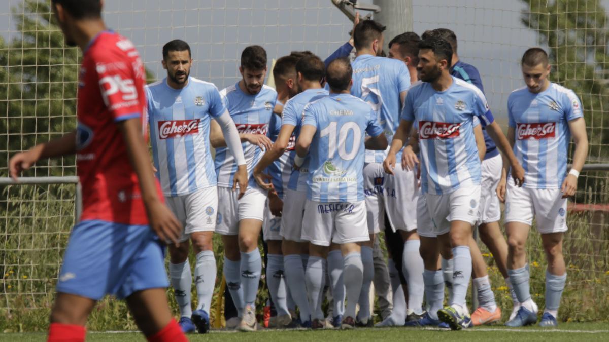 Los jugadores del Coria celebran el gol de Fernando Pino.