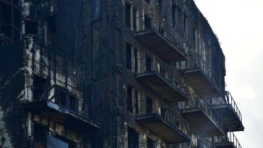 Detalle de la fachada ventilada calcinada de los edificios de Valencia