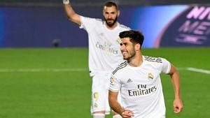 El Madridista Asensio celebra su gol ante el Valencia con Benzema al fondo.