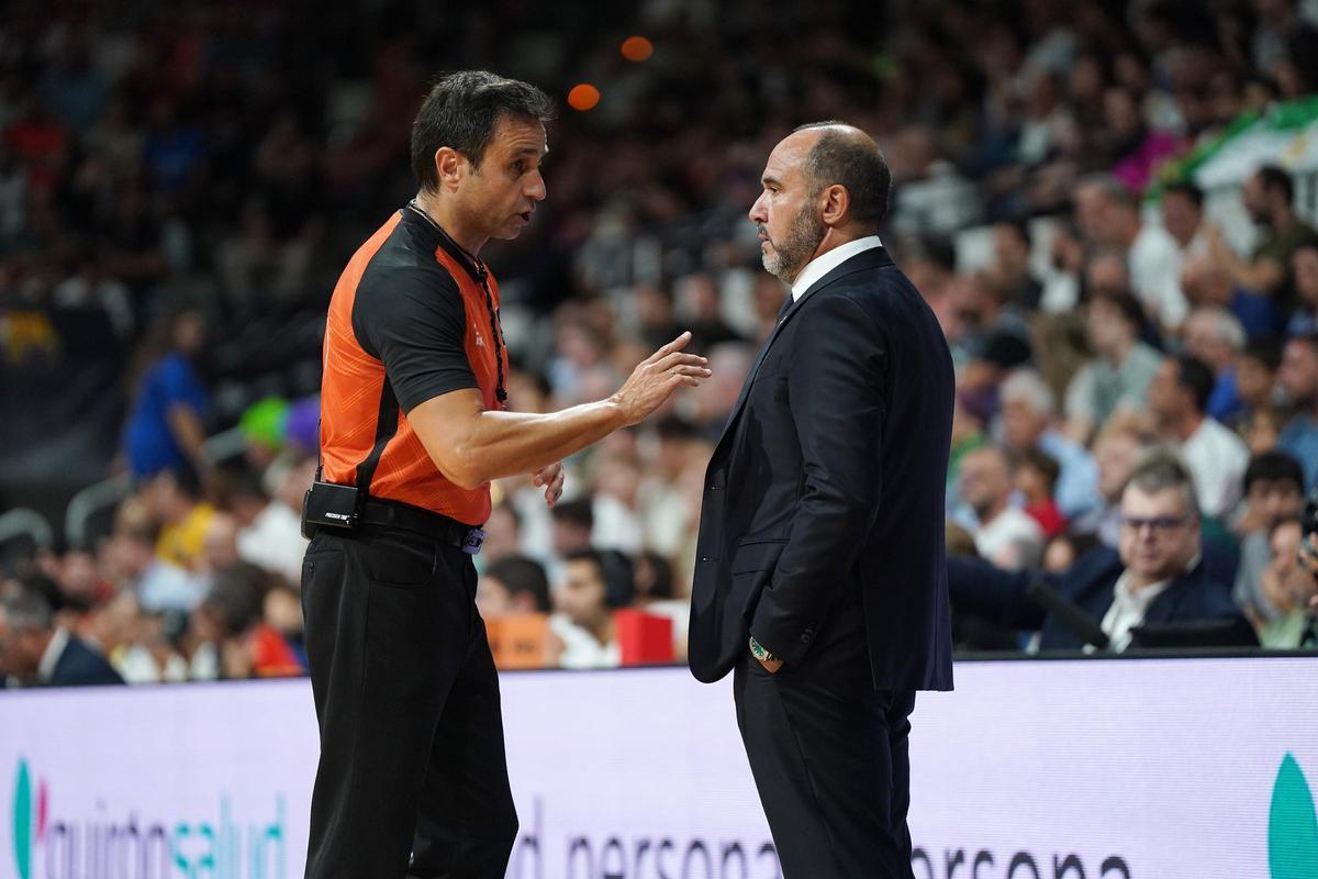 Carlos Peruga dialoga con Chus Mateo, entrenador del Real Madrid