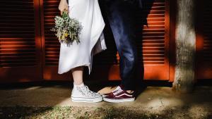 Cada vez es más habitual que los novios se casen en zapatillas.