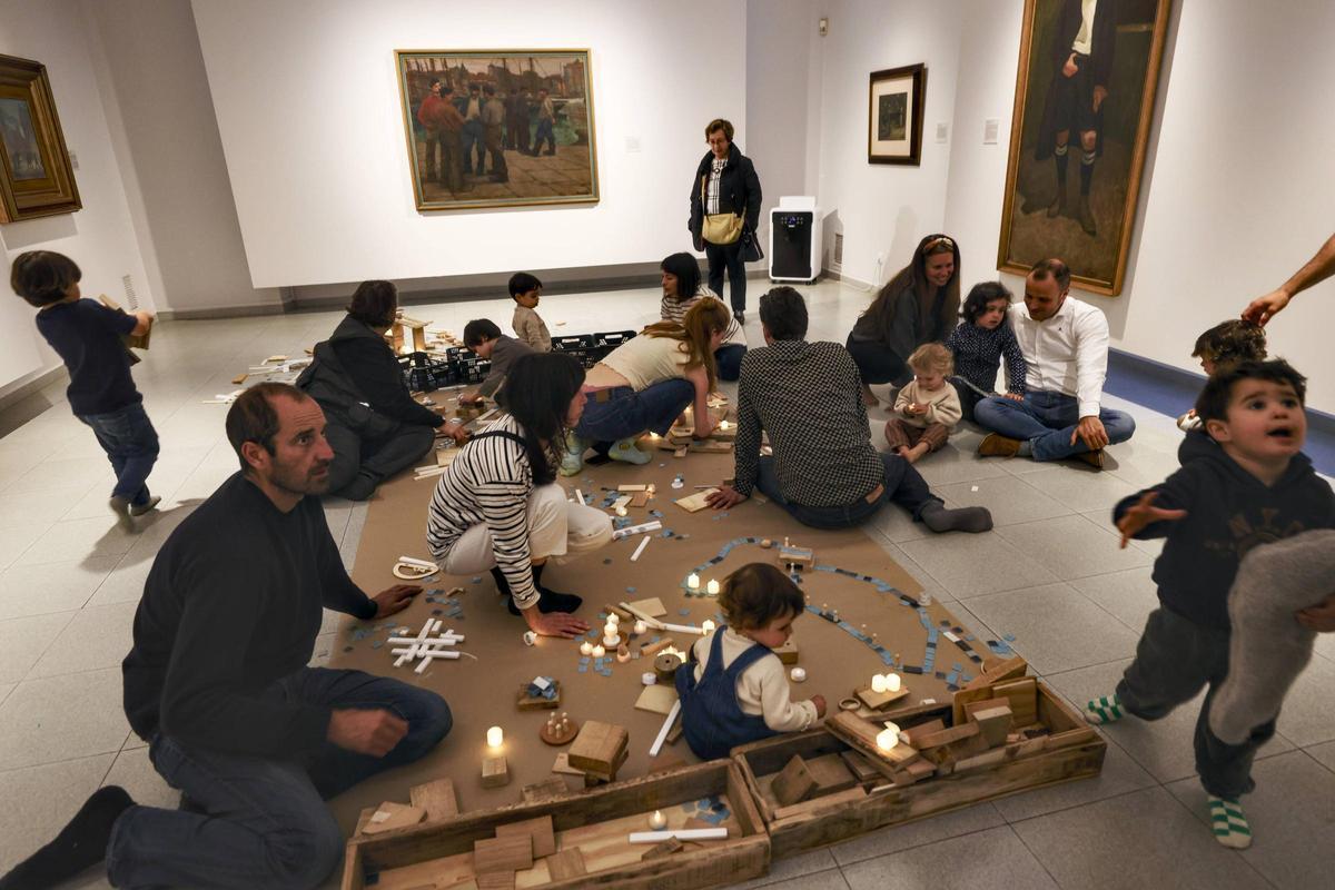 El arte y el juego infantil, de la mano en el Museo Piñole de Gijón para celebrar el Día de los Museos, en imágenes