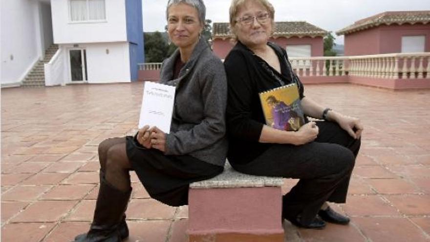 La poeta Anna Montero y la novelista Isabel-Clara Simó, ayer en Gandia, posando con las obras premiadas.