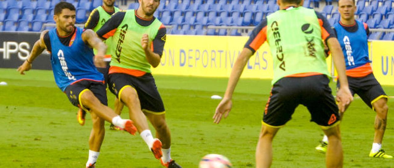 Pedro Bigas defiende a Tana durante el entrenamiento de ayer en el Estadio de Gran Canaria.