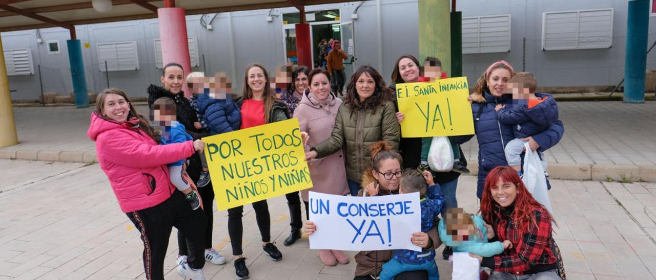 Madres y alumnos con pancartas pidiendo que se cubra la vacante