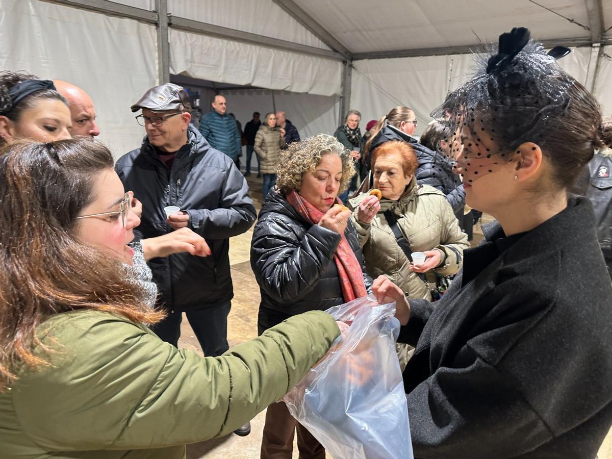 Reparto de rosquillas entre los presentes.