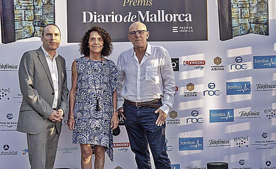 Ciro Krauthausen, director del Mallorca Zeitung, junto a Íciar Miranda y el colaborador y humorista de este periódico, Luis Arboledas. Aplaudieron la excelencia de las trayectorias de los premiados y la agilidad y frescura de la ceremonia.