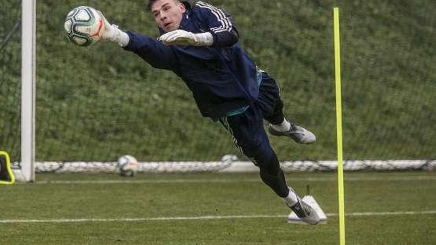 Lunin, durante un entrenamiento del Oviedo.