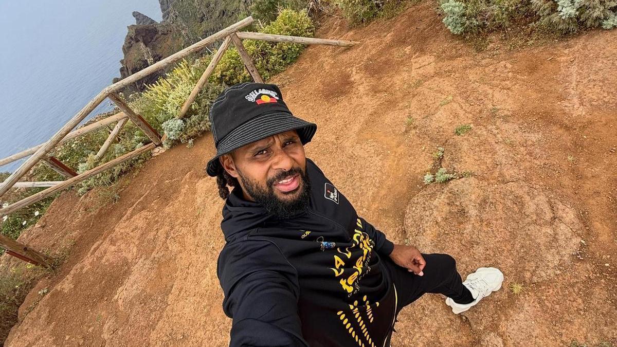 Patty Mills, durante su visita a Anaga.