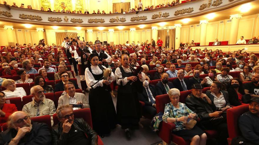 Arriba, gaiteros entran en el teatro. Abajo, un aspecto del público.   | FOTO: R. GROBAS