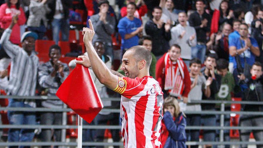 Chechu celebra un gol amb l&#039;afició a l&#039;estadi de Montilivi.