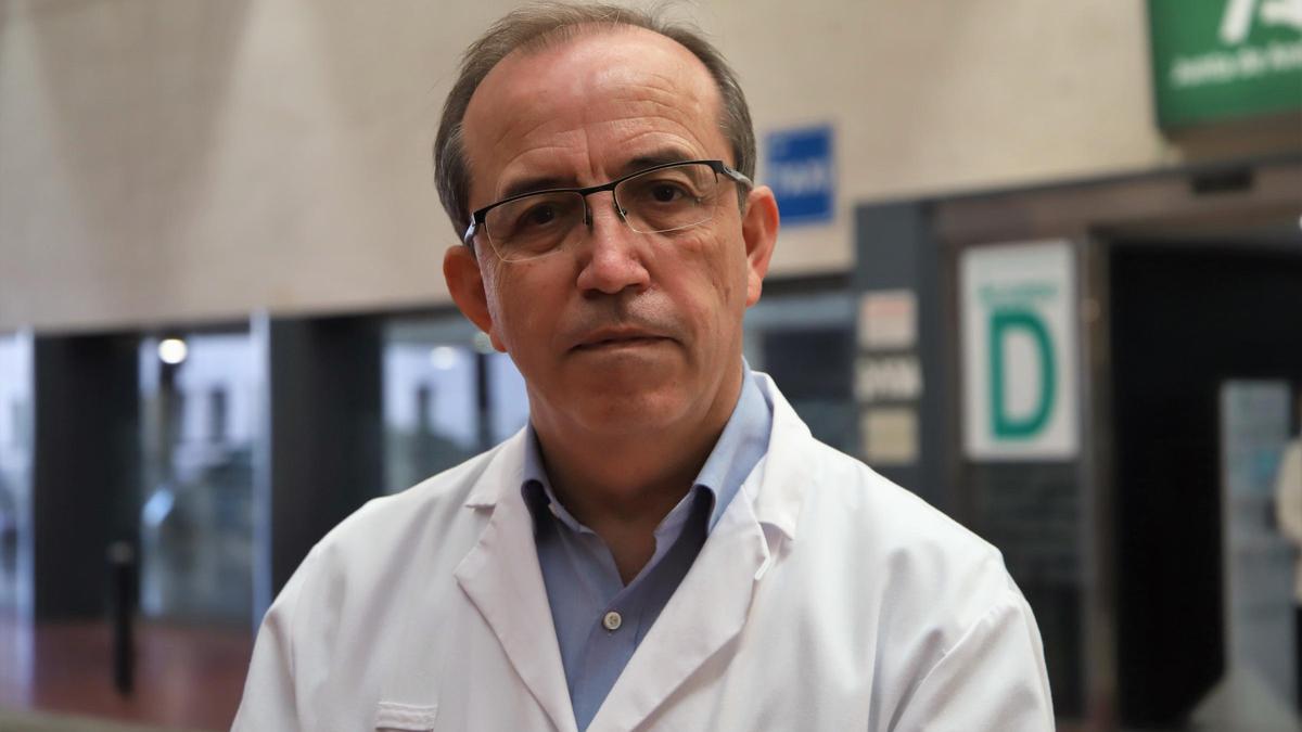 El jefe del servicio de Microbiología del hospital Reina Sofía, Luis Martínez.