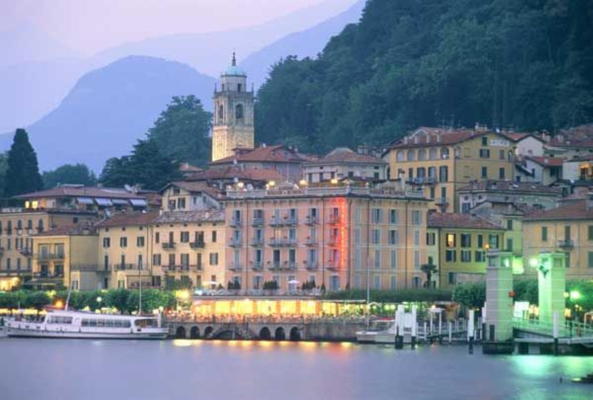 Vista de Bellagio a través del Lago Como.