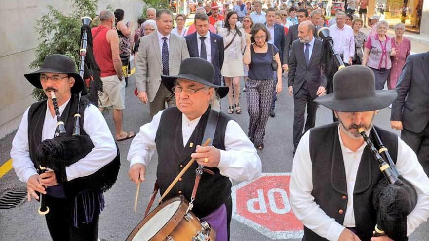 Las autoridades tras los gaiteros en el día de Tineo en la Feria.