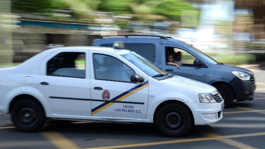 Un taxi mientras circula por la ciudad.