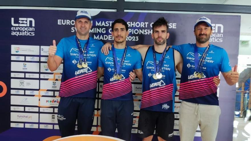 Sergi Aznar i els seus companys a les proves de relleu. | SWIMFASTER