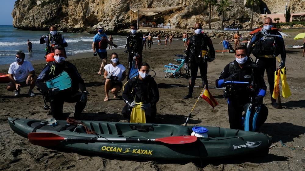 La Reina Sofía participa en una recogida de residuos en una playa de Rincón