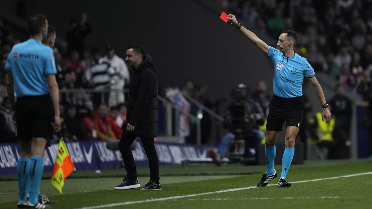 Sánchez Martínez expulsa a Xavi con tarjeta roja directa en la primera parte del Atlético-Barça en el Metropolitano.