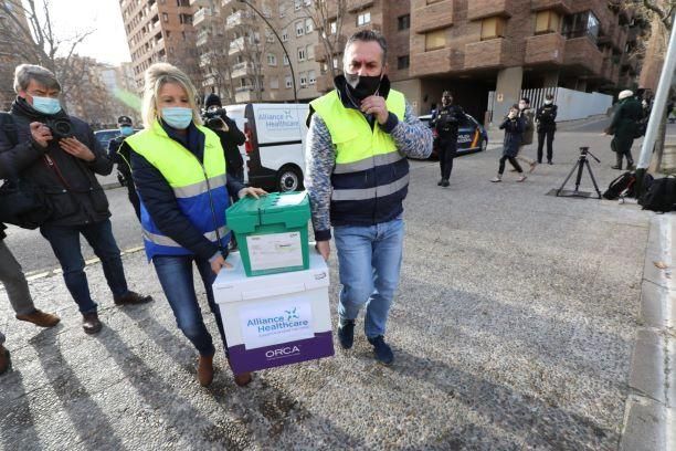 Llegada de las vacunas contra el covid a la residencia Romareda