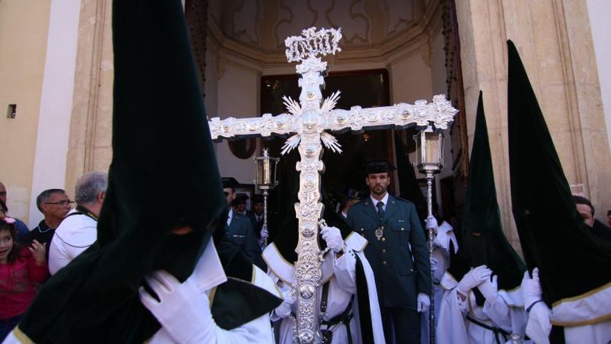 Cruz de guía de la hermandad de la Esperanza saliendo de San Andrés. | SÁNCHEZ MORENO