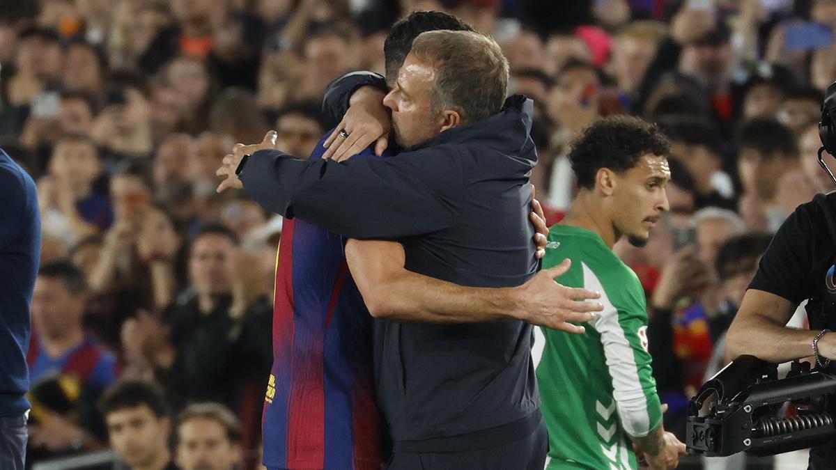 El entrenador del Barcelona, Hansi Flick, se abraza con Robert Lewandowski al ser sustituido en el Spotify Camp Nou