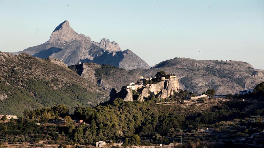 Imagen del valle de Guadalest desde la Sierra de Bernia, una de las rutas programadas