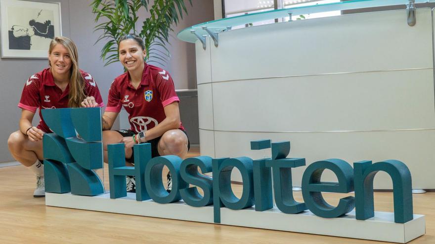 María Estella y Noelia Ramos, en la presentación del partido, con el patrocinio de Hospiten.