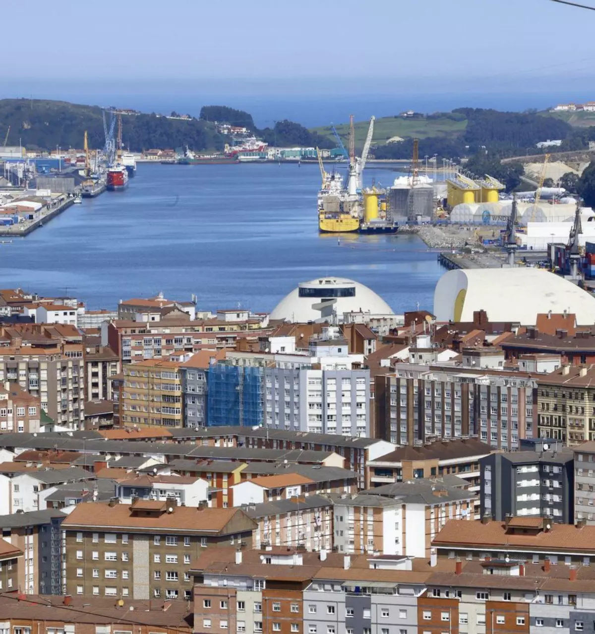 El Puerto de Avilés alerta: la carencia eléctrica dificulta cumplir las normas europeas