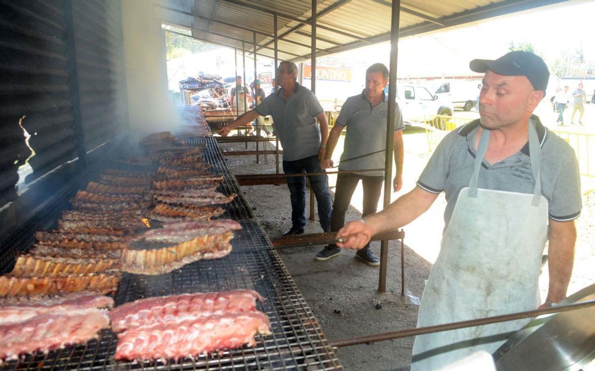 Un momento de la fiesta vivida ayer en la parroquia de Paradela.   | //  NOÉ PARGA