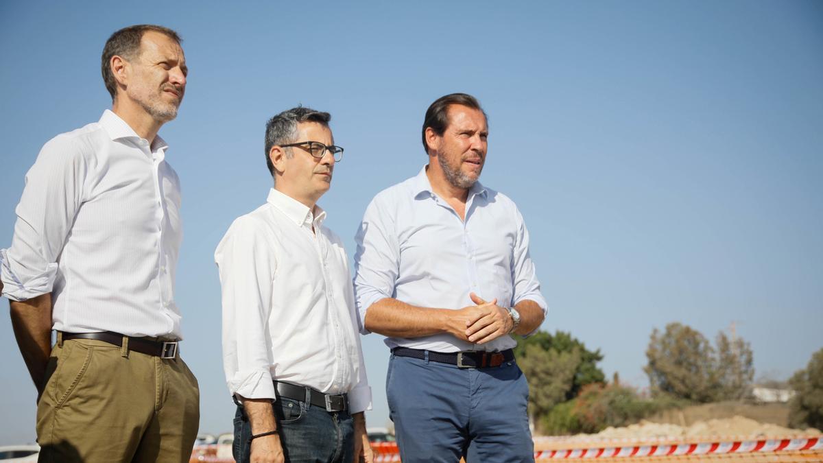 Los ministros Félix Bolaños y Óscar Puente, este martes durante la visita a las obras de la línea de alta velocidad en Níjar (Almería).