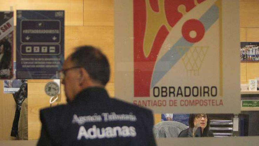 Agentes de Aduanas, en la sede del Obradoiro, en Santiago.