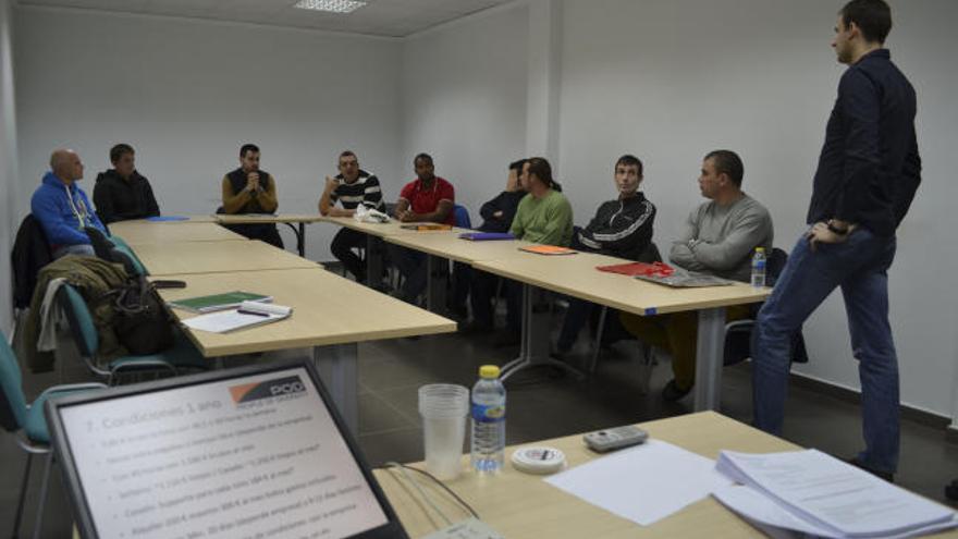 Un grupo de aspirantes a los puestos de trabajo en Alemania durante una reunión informativa en FEMEVAL.