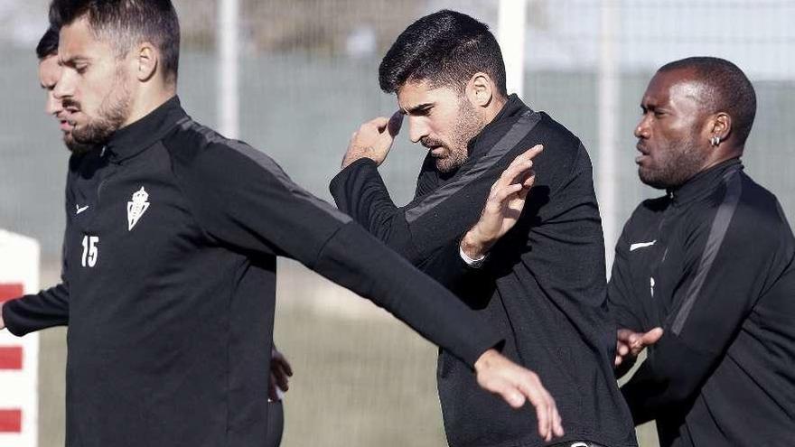 Canella, Carmona y Babin, en un momento del entrenamiento de ayer en Mareo.