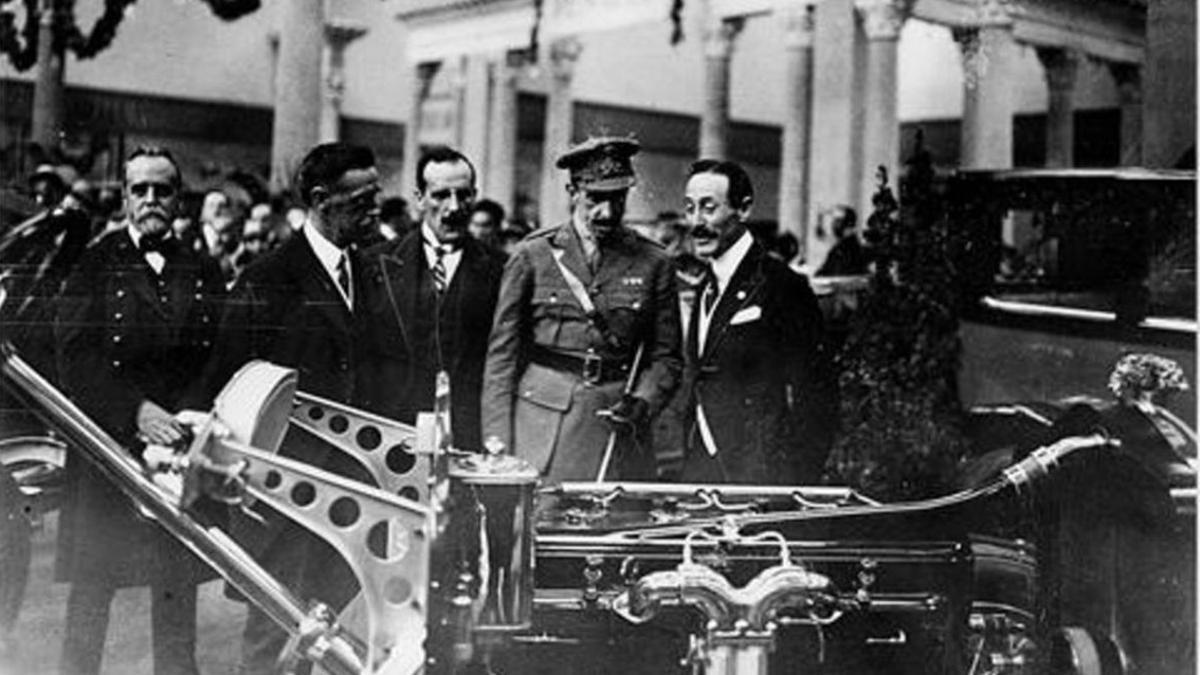 Alfonso XIII en la inauguración del salón del automóvil.