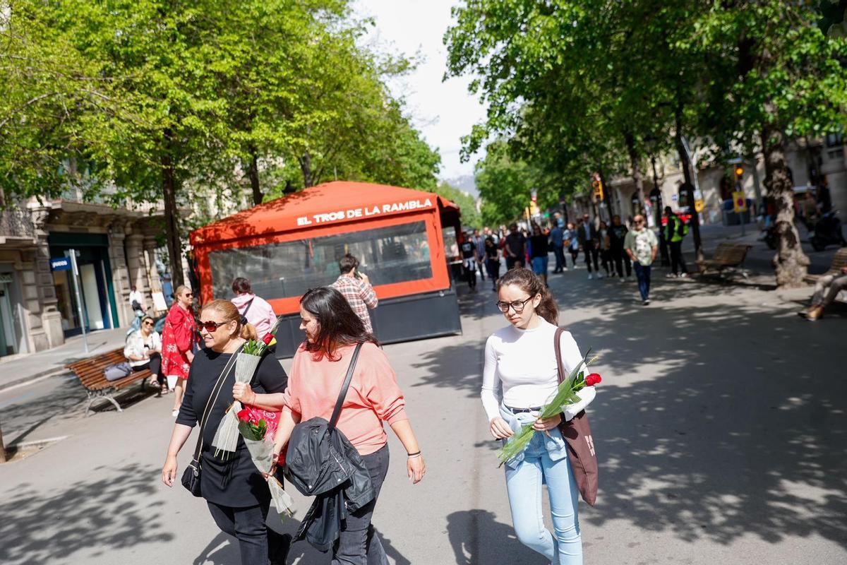 Preparativos para la fiesta de Sant Jordi en la Rambla de Catalunya de Barcelona.