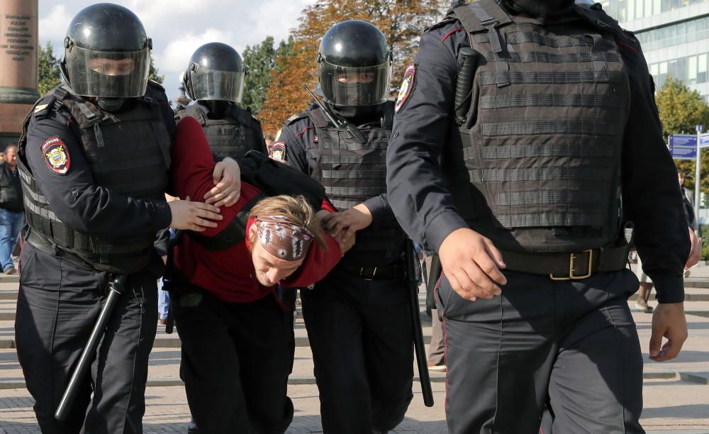 Cientos de detenidos en una protesta en Moscú.