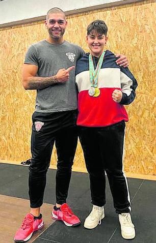 La mallorquina Irene Cruz junto a su entrenador, Quique Bonnín