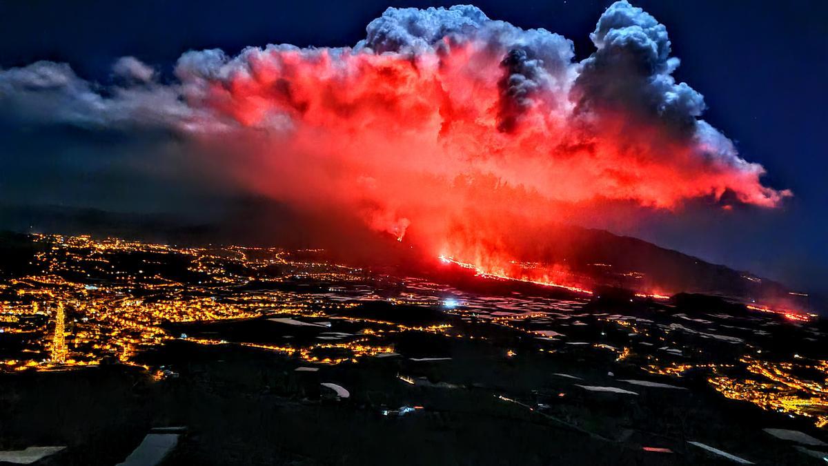 Panorámica nocturna del volcán, la colada y el valle del entorno