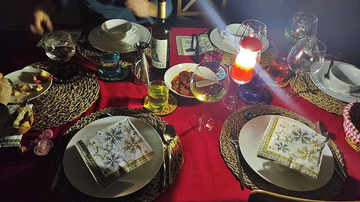 La mesa de Nochebuena de una familia gondomareña, a la luz de un camping gas.