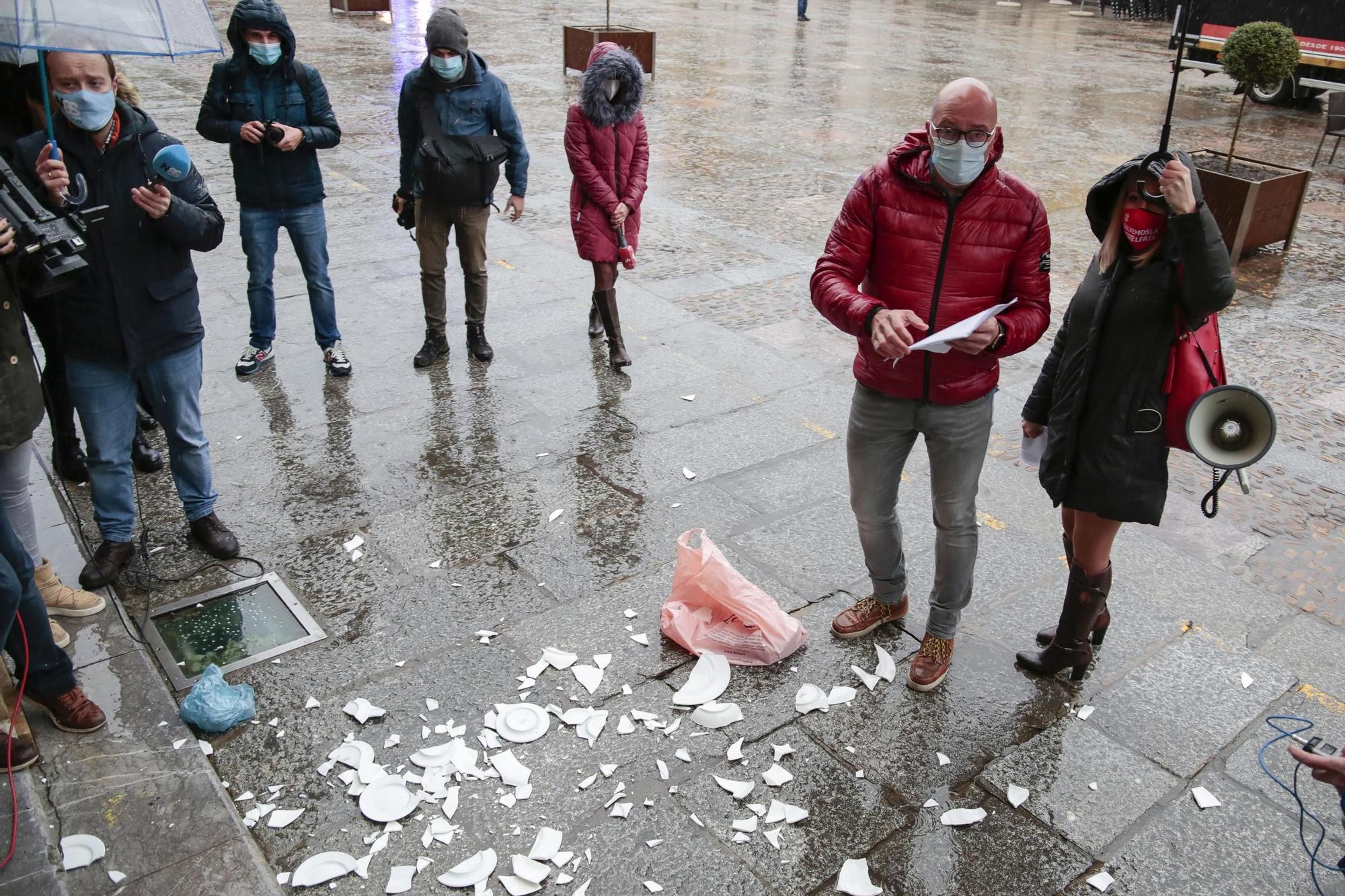 El sector hostelero de Castilla y León rompe platos en protesta por su situación frente al COVID