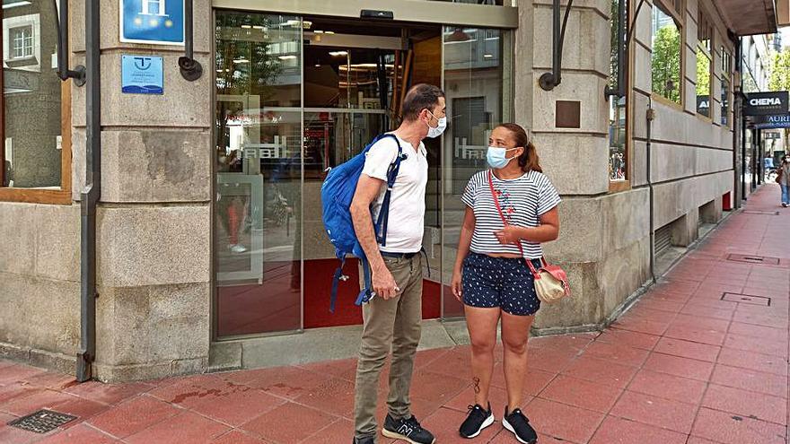 Una pareja de la provincia de A Coruña sale del Hotel Rías Bajas de Pontevedra.