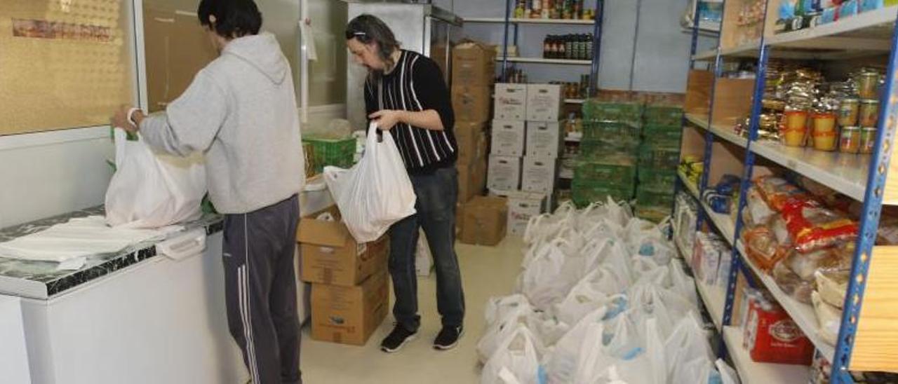 Preparación de bolsas de comida en el almacén de AFAN.