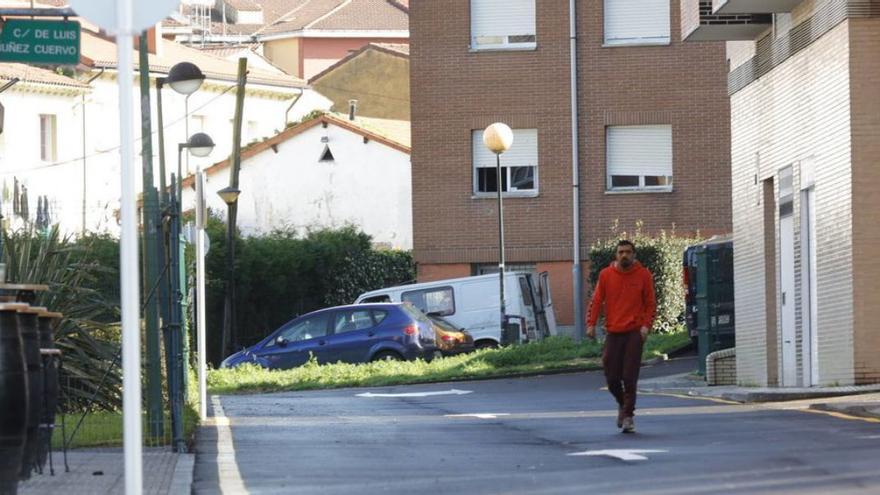 Zona en la que se recuperará  el aparcamiento, en la margen  izquierda, prohibiendo el estacionamiento en la derecha para liberar los accesos a los garajes. | Miki López