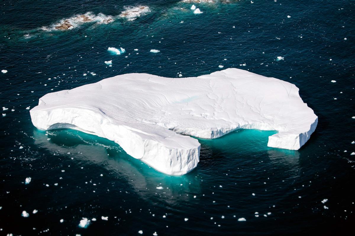 Iceberg junt a la isla de Kulusuk en Groenlandia